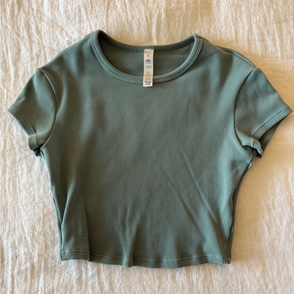 ALO Yoga Women's Cropped Short Sleeve Ribbed Tee in Sage